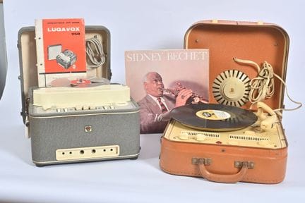 Due apparecchi:
Registratore a nastro Lugavox mode