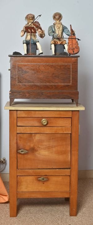 Thibouville et Lamy,
Orgue de barbarie surmonté de