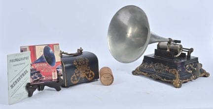 Pathé品牌，Ménestrel留声机，
适用于标准规格圆筒（附带一个），蓝金配色，带原装盖子。正