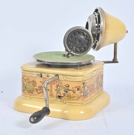 Nirona, Cirkus, 
黄色发声玩具，印有马戏团图案的石版印刷铁皮，可正常使用，品相良好。