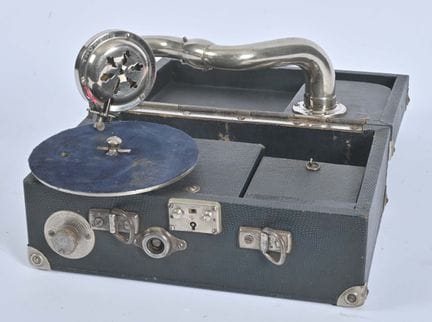 Thorens，
棕色包覆式便携唱机，配件齐全。缺手摇柄和提手。
鉴定专家：Denis Lambot