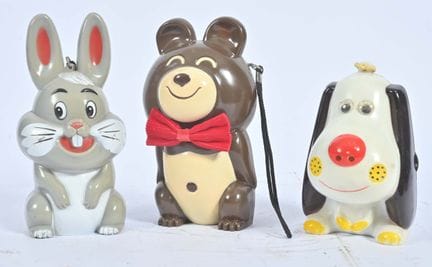 Tre animaletti di plastica che formano una radio (