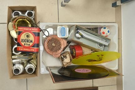 Lot de pièces divers ( disque 45 t, gadget radio, 