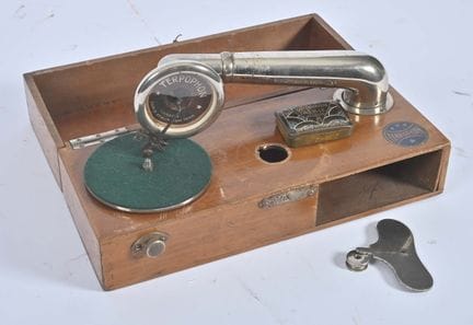 Terpophon，
漆面木质便携式留声机，配针式唱头，套装齐全。
25 × 10 厘米。

重要信
