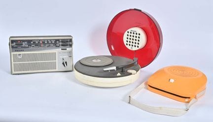 Tre apparecchi: 
un transistor Philips, un giradis