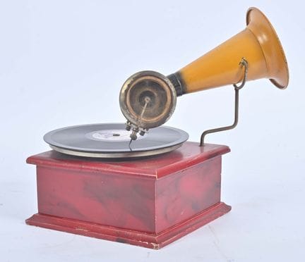 Phono-jouet corps en bois ton rouge, cornet en tôl