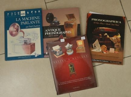 Lot de 4 ouvrages concernant les phonos et boîtes 