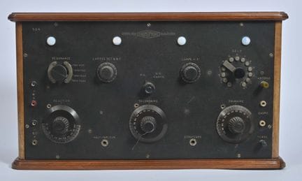 “Cosmophone”
保罗·格拉夫父子（Paul Graff et Fils）制作的四灯室内电池