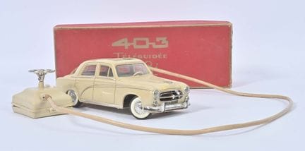 Gégé, Peugeot 403 électrique, 
voiture téléguidée,