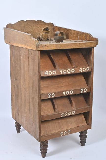 Jeu de la grenouille ou jeu de tonneaux, 
avec pal