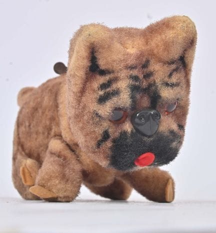 Japon, Chien assis,
peluche mécanique. L. 22 cm.