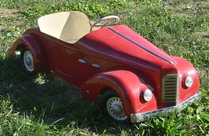 Voiture à pédales type décapotable, 
en tôle repei