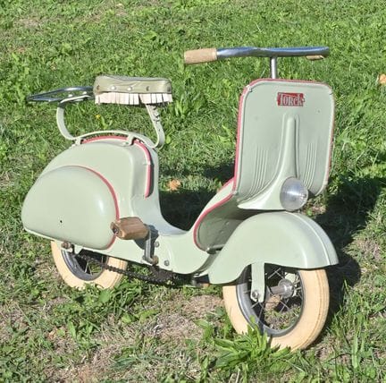 Belgique,Torck,
scooter d'enfant type Vespa, 
à pé