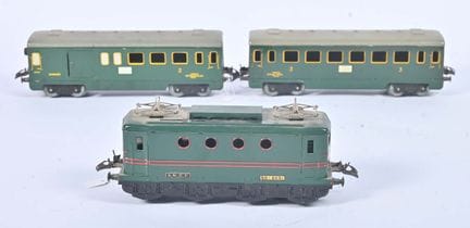 Hornby, Zug mit Triebwagen
BB 8051, grün mit roten