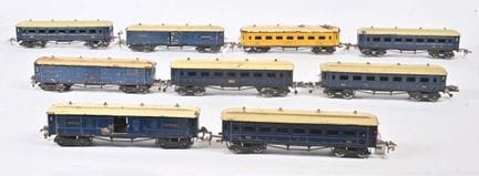 L.R., PO-Zug mit neun Wagen
bzw. Güterwagen (24 cm