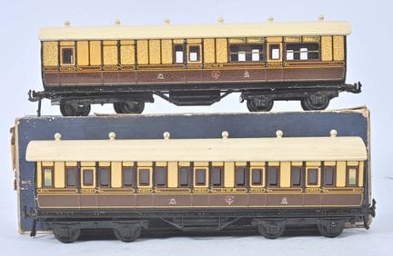 Bassett Lowke
Zwei braun-cremefarbene GWR-Wagen mi