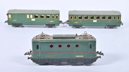 Hornby, Zug mit Triebwagen
BB 8051, grün mit roten