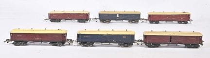 L.R., sechs Post- und Telegrafenwagen
(24 cm), mit