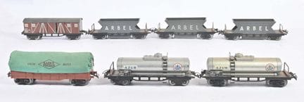 Hornby, sieben Drehgestellwagen 
(23 cm): drei Arb