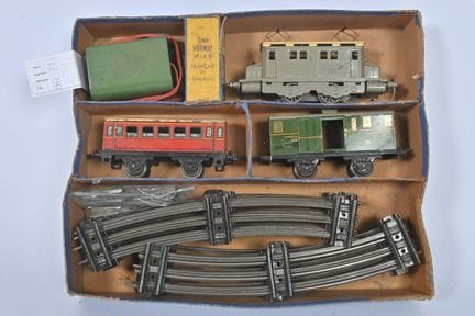 Hornby, Set O-2E
mit grauer SNCF-Lok 020, roten Rä
