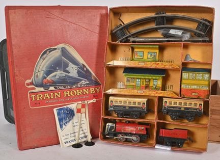 Hornby, Set in Bordeauxrot, Serie M4
mit einem Per