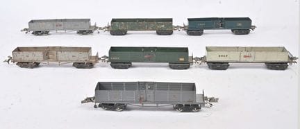 L.R., sieben offener Güterwagen
(24 cm) mit Drehge