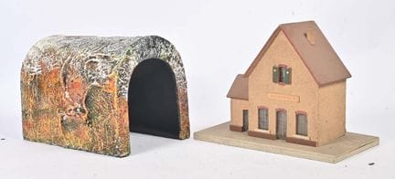 L.R., kleiner Holzbahnhof „Ellerville“.
Dazu gehör