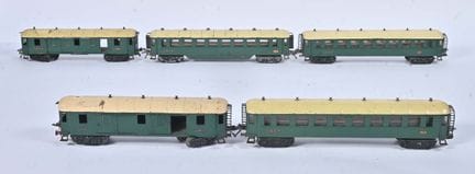 L.R., grüner SNCF-Zug, 
cremefarbenes Dach, besteh