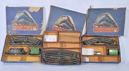 Hornby, drei blaue Sets
mit Schienen, eines davon 