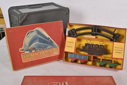Hornby, mechanisches O-1-Set
mit Güterzug, brauner