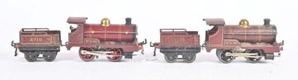 Hornby, zwei rote Lokomotiven der Baureihe 020
mit