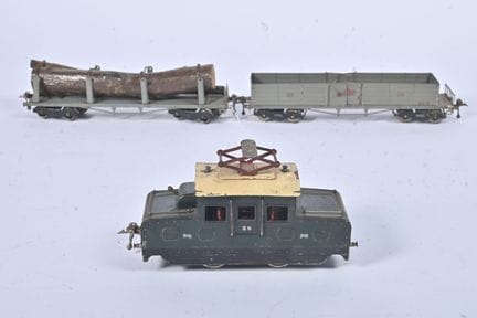 L.R., PO-Güterzug
mit grüner Lok 020, cremefarbene