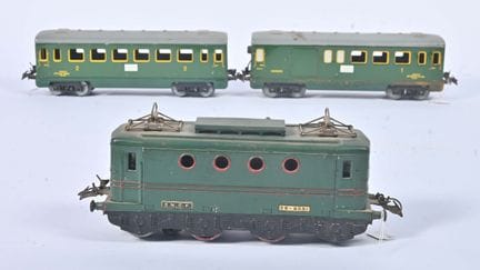 Hornby, Zug mit Triebwagen
BB 8051, grün mit roten