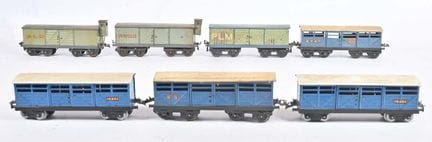 Hornby, sieben Drehgestellwagen
(23 cm): drei grün