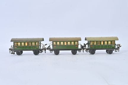 Märklin, scartamento O,
Tre vagoni a assi di 3ª cl