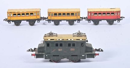 Hornby, Zug mit Triebwagen PO E1-31 
mit Beleuchtu