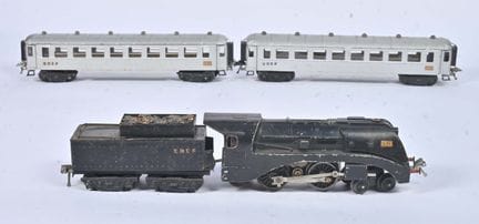 L.R., Stromlinienzug 
mit schwarzer SNCF-Lokomotiv