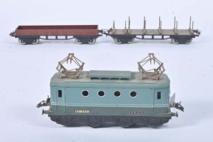 Hornby, Güterzug
mit der blaugrünen BB 8051 und zw