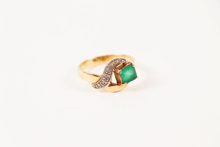 18K yellow gold (750) ring set with an emerald-cut