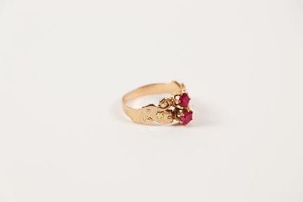 18K yellow gold (750) ring set with two red stones