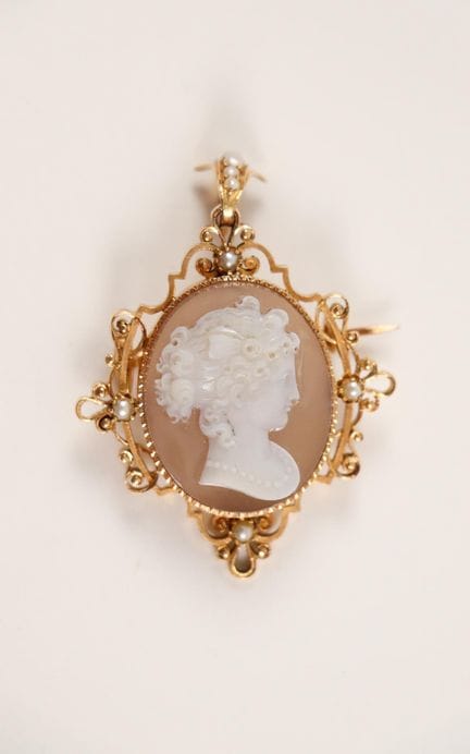 18K yellow gold (750) brooch featuring a cameo dep