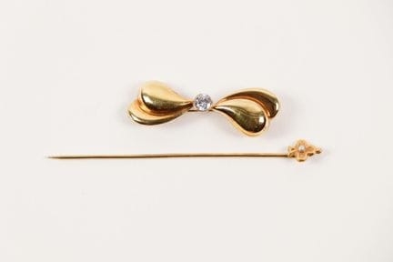 An 18K yellow gold (750) brooch set with a central