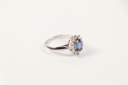18K white gold (750) daisy ring set with a sapphir
