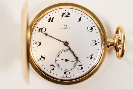 欧米茄
18K（750）金怀表，双表壳设计。鹰头印记。
直径 4.6 厘米，重量 70.73 克