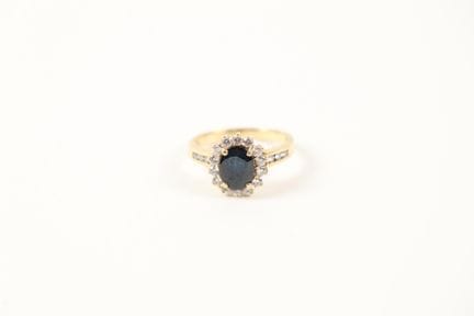 18K (750) yellow gold daisy ring set with a centra