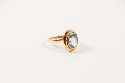 18K yellow gold (750) ring set with a central aqua