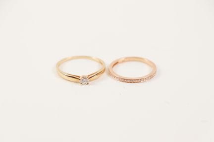 Two 18K yellow gold (750) rings 
A wedding band pa