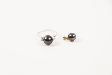 18K (750) gold ring and pendant set with a gray cu