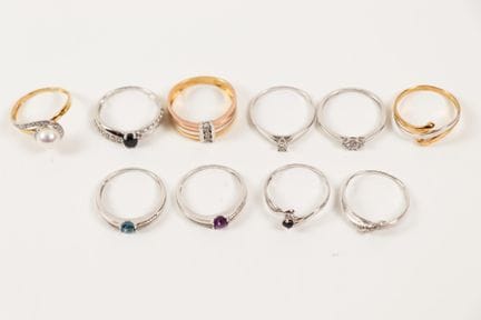 Set of ten 9K (375) yellow and white gold rings ad