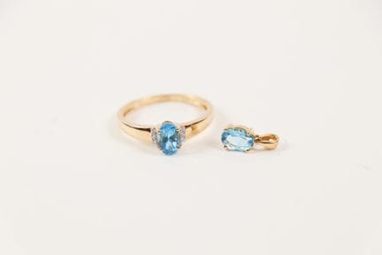 18K yellow gold (750) ring and pendant set with an